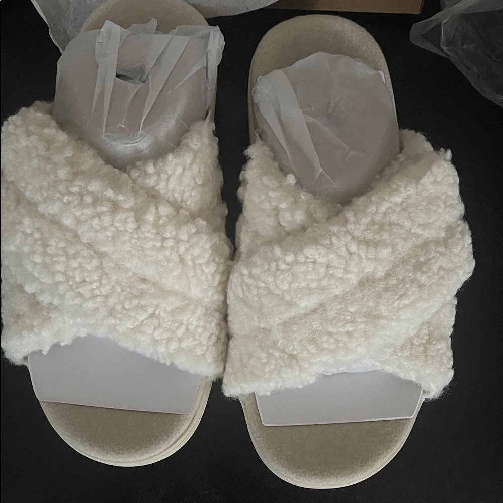 Vionic RELAX II Cream Shearling Slippers